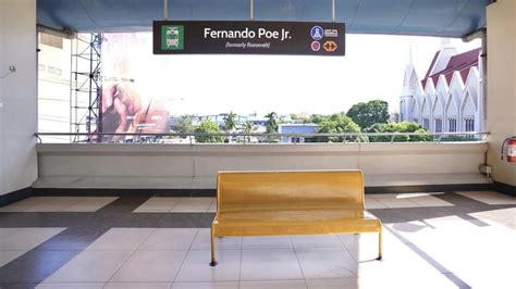 Roosevelt station (LRT) .